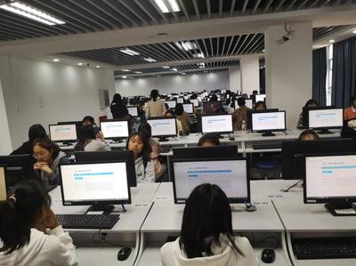 提高資源利用效率－管理學(xué)院2021級(jí)新生走入圖書(shū)館